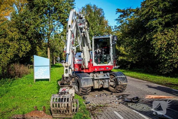 Zwaar ongeval tussen graafmachine en automobilist