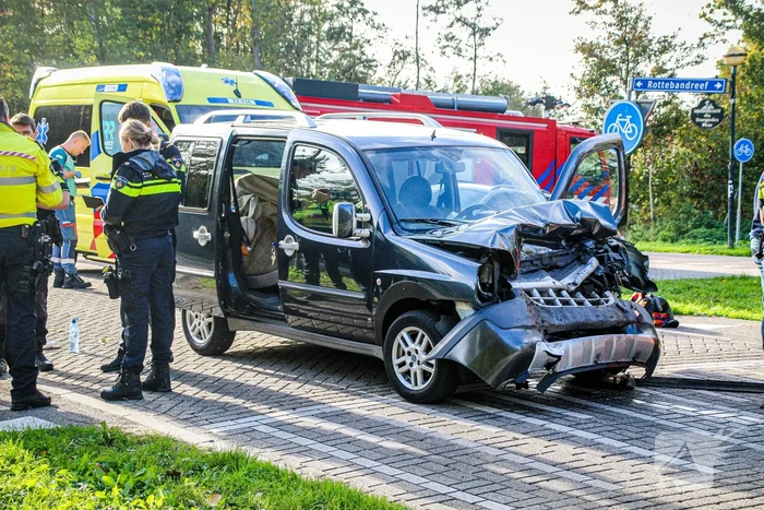 Zwaar ongeval tussen graafmachine en automobilist