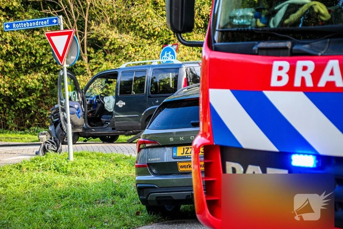 Zwaar ongeval tussen graafmachine en automobilist