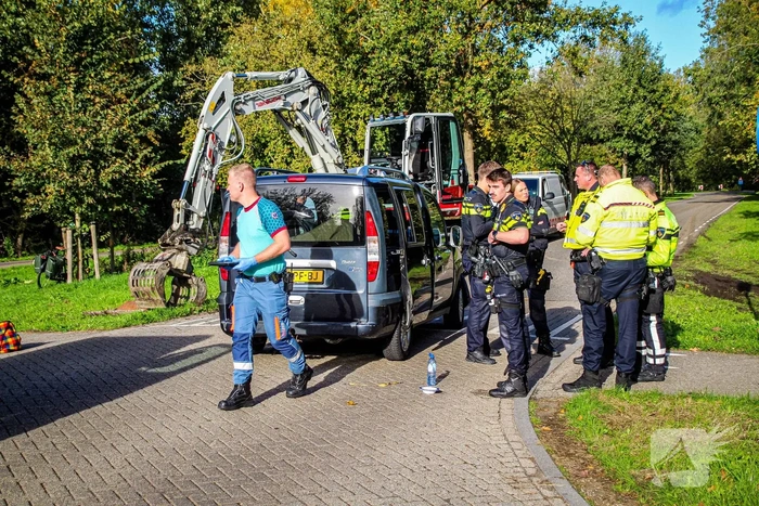 Zwaar ongeval tussen graafmachine en automobilist