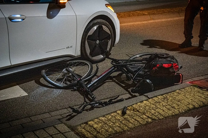 Fietser naar ziekenhuis na aanrijding