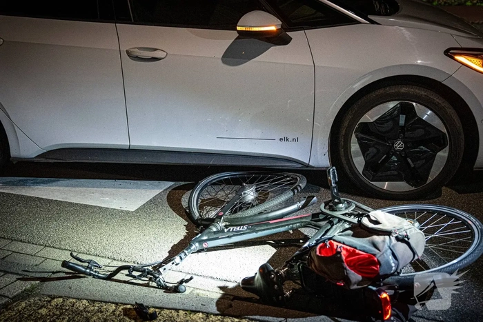 Fietser naar ziekenhuis na aanrijding