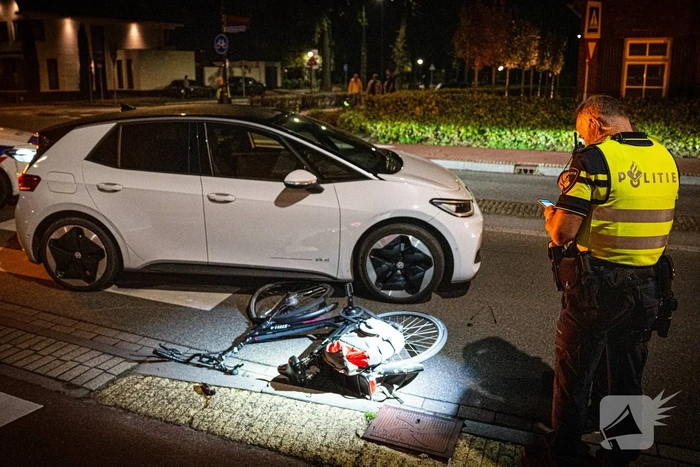 Fietser naar ziekenhuis na aanrijding