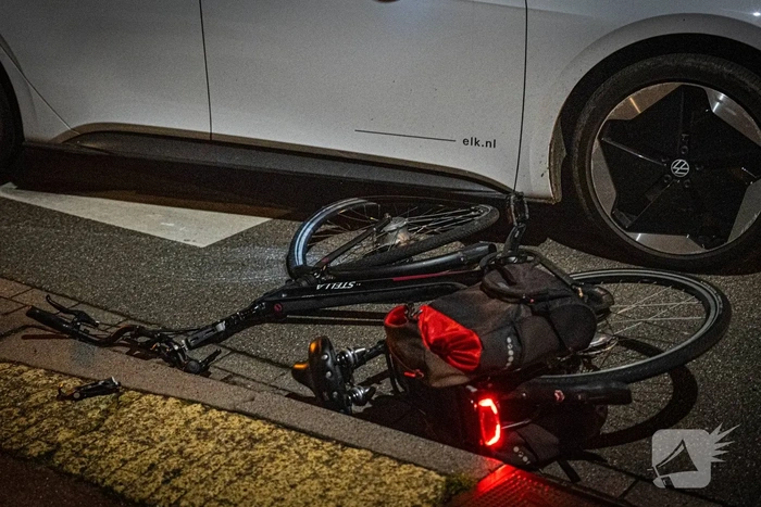 Fietser naar ziekenhuis na aanrijding