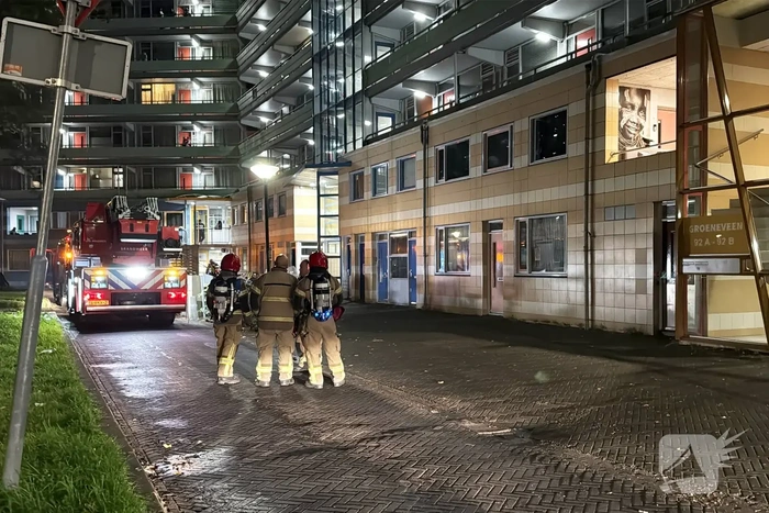 Brand in flat leidt tot grote inzet van brandweer