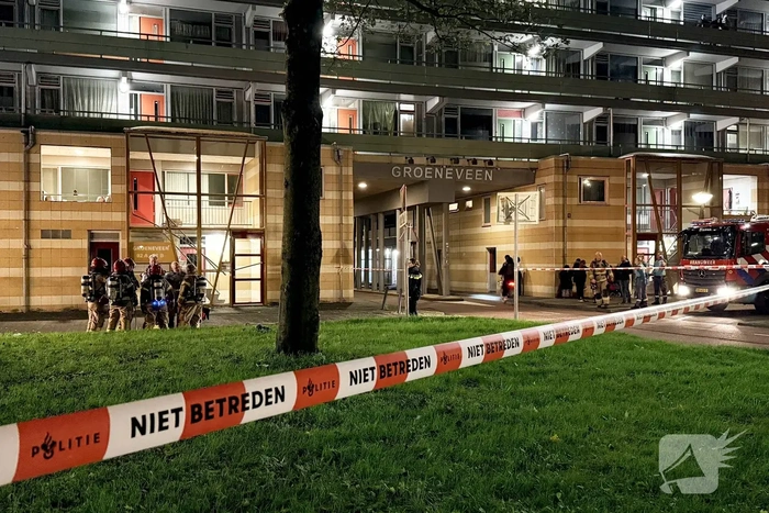 Brand in flat leidt tot grote inzet van brandweer