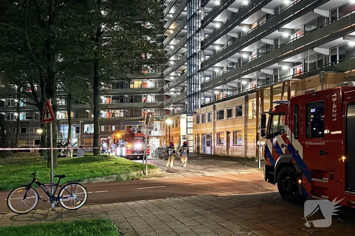 Brand in flat leidt tot grote inzet van brandweer