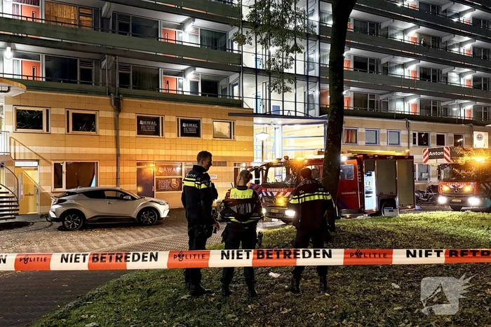 Brand in flat leidt tot grote inzet van brandweer