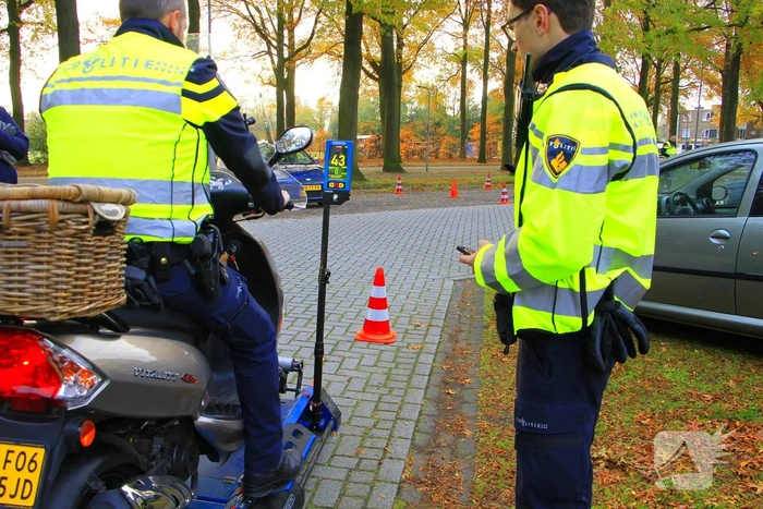 Twee scooters meegenomen voor verdere controle na politiecontrole