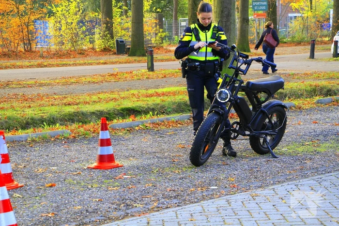 Twee scooters meegenomen voor verdere controle na politiecontrole