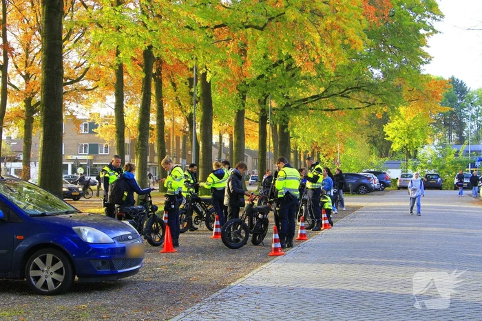 Twee scooters meegenomen voor verdere controle na politiecontrole