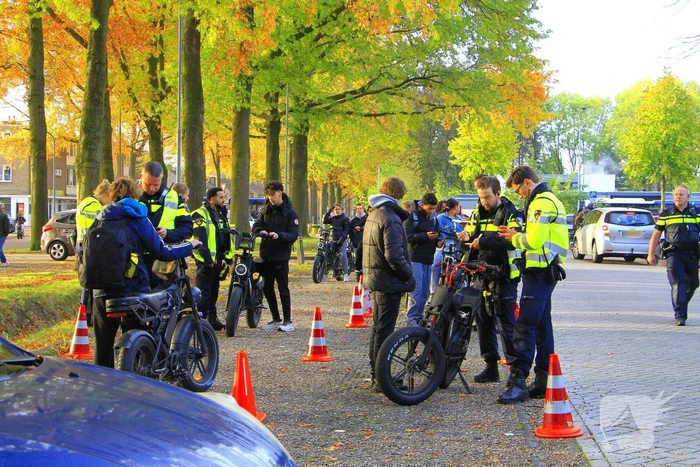 Twee scooters meegenomen voor verdere controle na politiecontrole