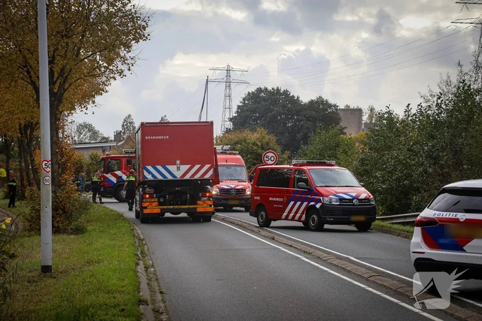 Brandweer voorkomt dat auto verder te water raakt