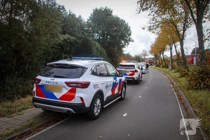 Brandweer voorkomt dat auto verder te water raakt
