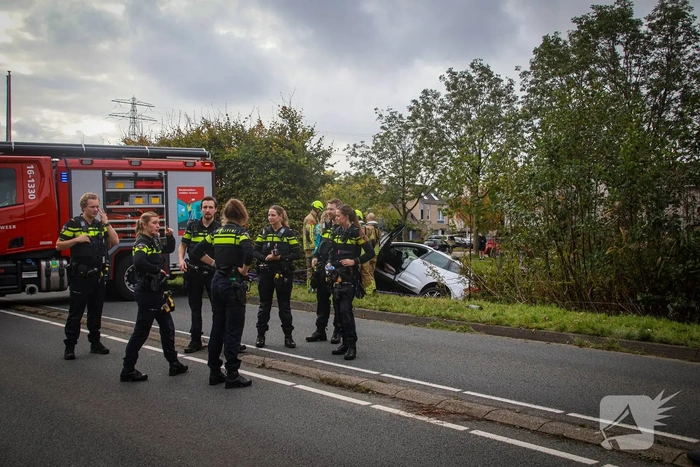 Brandweer voorkomt dat auto verder te water raakt