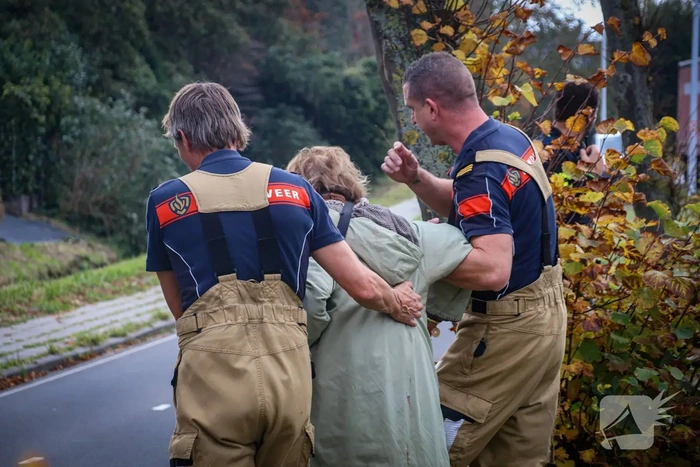 Brandweer voorkomt dat auto verder te water raakt