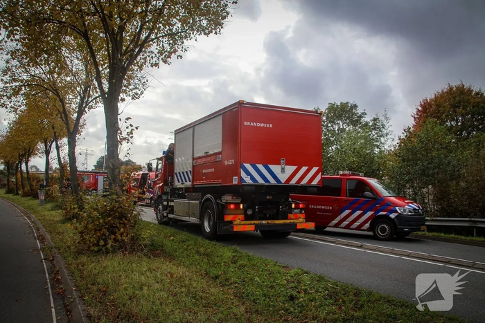 Brandweer voorkomt dat auto verder te water raakt