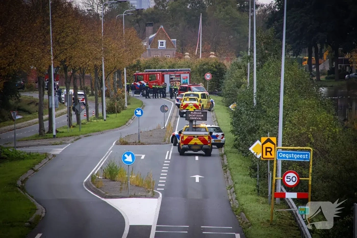 Brandweer voorkomt dat auto verder te water raakt