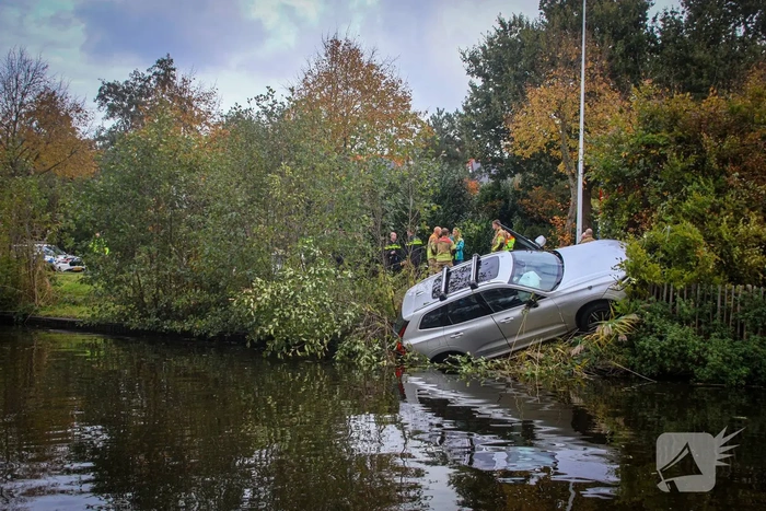 Brandweer voorkomt dat auto verder te water raakt