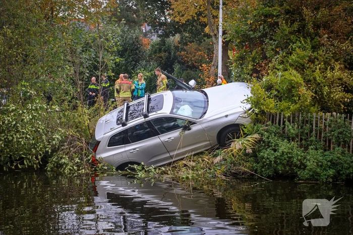 Brandweer voorkomt dat auto verder te water raakt