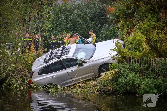 Brandweer voorkomt dat auto verder te water raakt