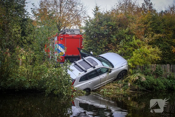Brandweer voorkomt dat auto verder te water raakt