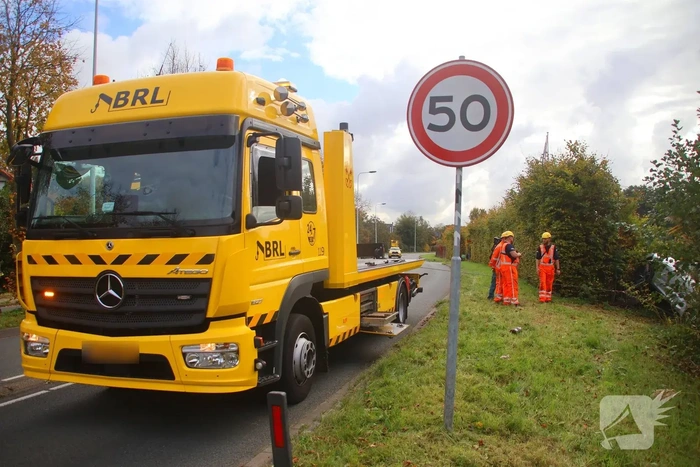 Brandweer voorkomt dat auto verder te water raakt