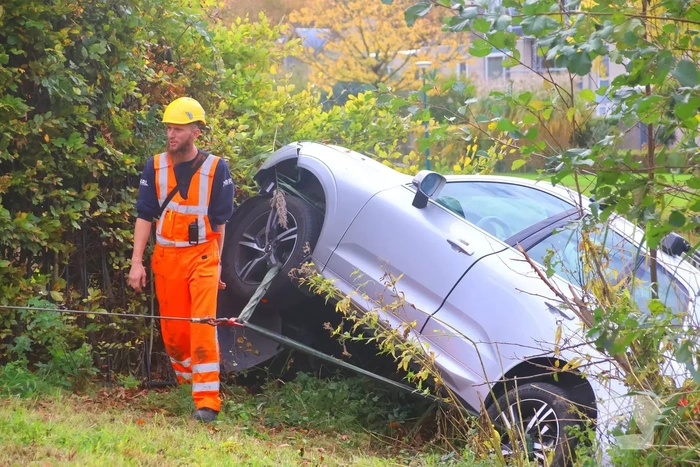 Brandweer voorkomt dat auto verder te water raakt