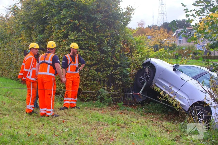 Brandweer voorkomt dat auto verder te water raakt