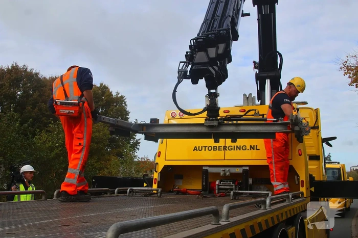 Brandweer voorkomt dat auto verder te water raakt