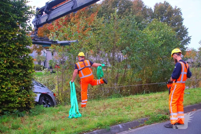 Brandweer voorkomt dat auto verder te water raakt