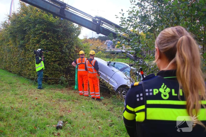 Brandweer voorkomt dat auto verder te water raakt