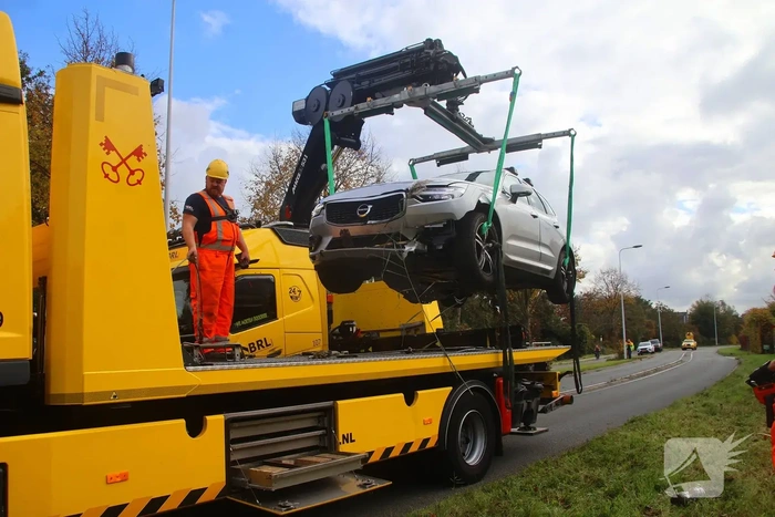 Brandweer voorkomt dat auto verder te water raakt