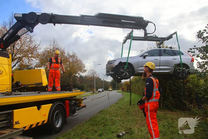 Brandweer voorkomt dat auto verder te water raakt