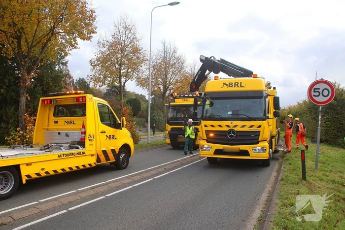 Brandweer voorkomt dat auto verder te water raakt