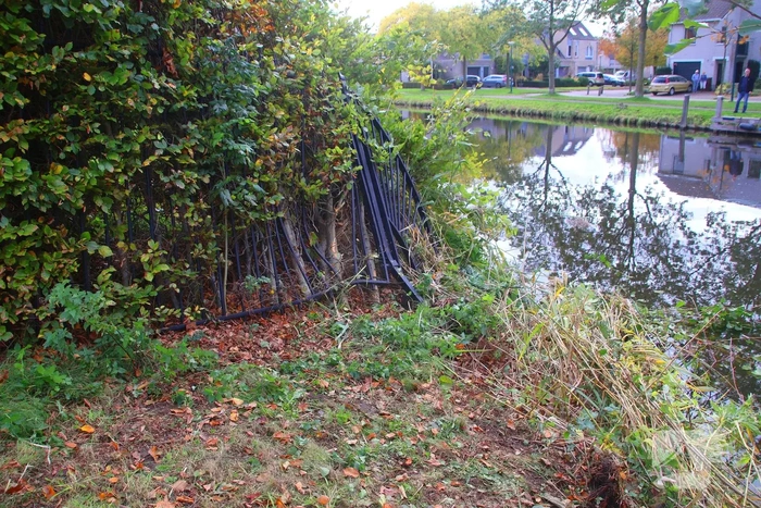 Brandweer voorkomt dat auto verder te water raakt