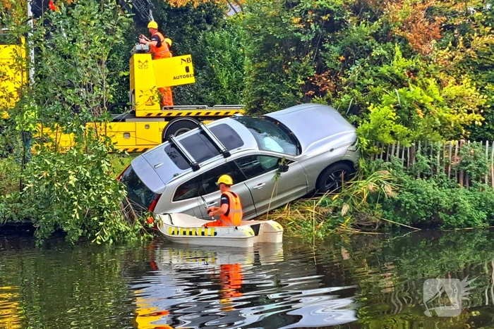 Brandweer voorkomt dat auto verder te water raakt
