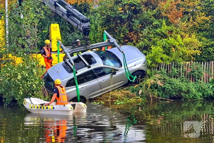 Brandweer voorkomt dat auto verder te water raakt
