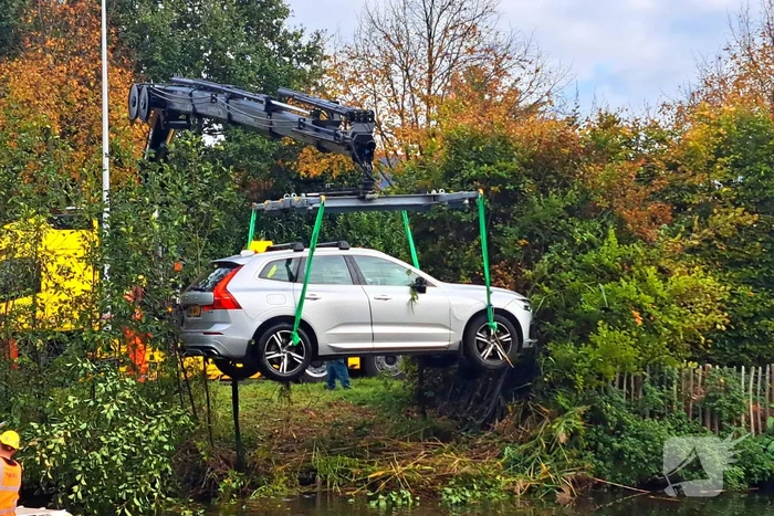 Brandweer voorkomt dat auto verder te water raakt