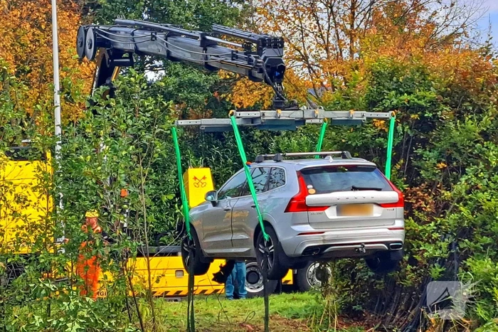 Brandweer voorkomt dat auto verder te water raakt