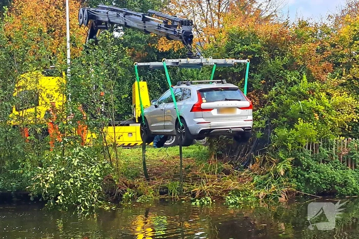 Brandweer voorkomt dat auto verder te water raakt