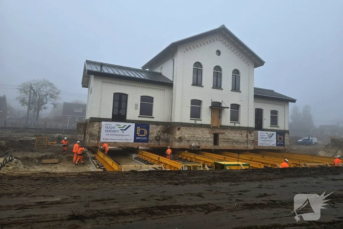 Monumentaal stationsgebouw van 720 ton wordt verplaatst