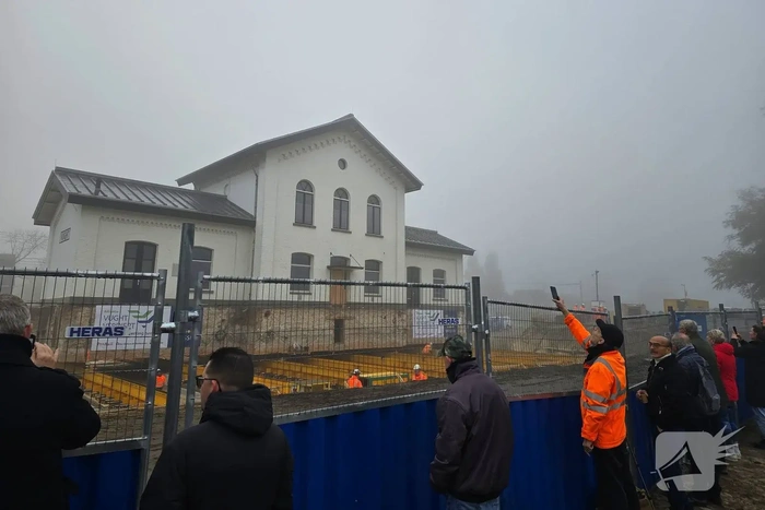 Monumentaal stationsgebouw van 720 ton wordt verplaatst