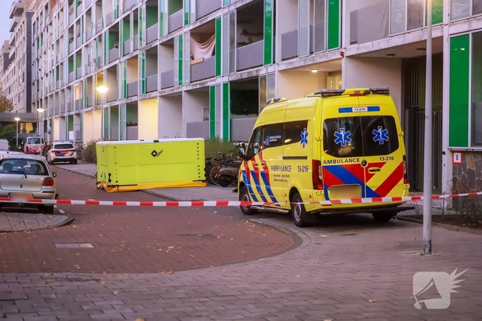 Hulpdiensten massaal aanwezig bij incident in flatgebouw