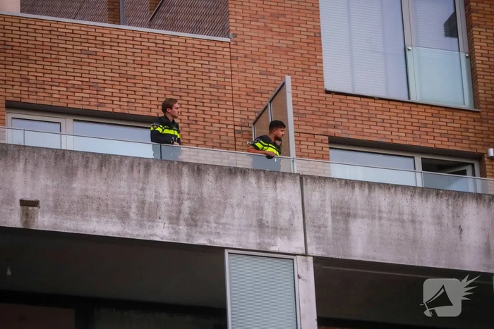 Hulpdiensten massaal aanwezig bij incident in flatgebouw