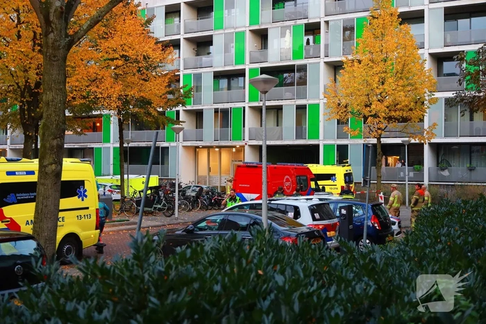 Hulpdiensten massaal aanwezig bij incident in flatgebouw