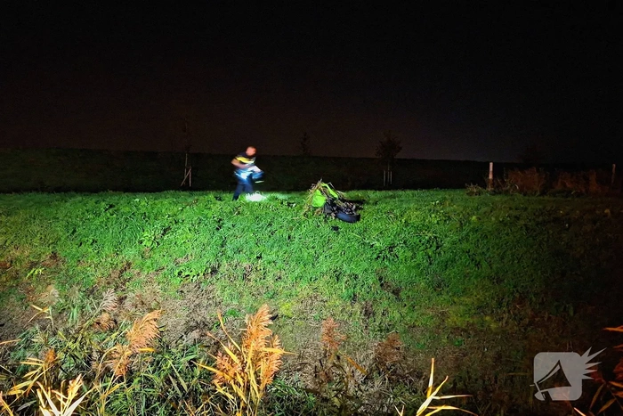 Motor verliest controle en komt te water