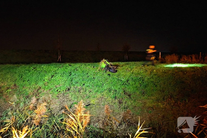 Motor verliest controle en komt te water
