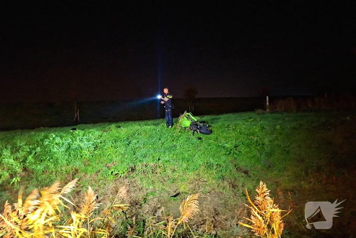 Motor verliest controle en komt te water