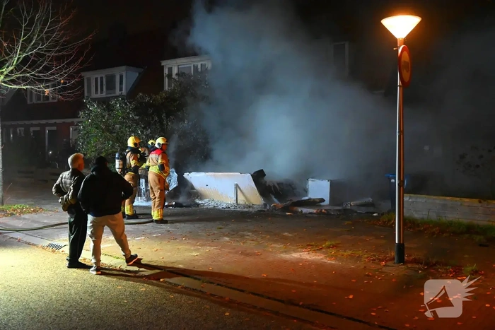 Felle brand in voortuin van woning